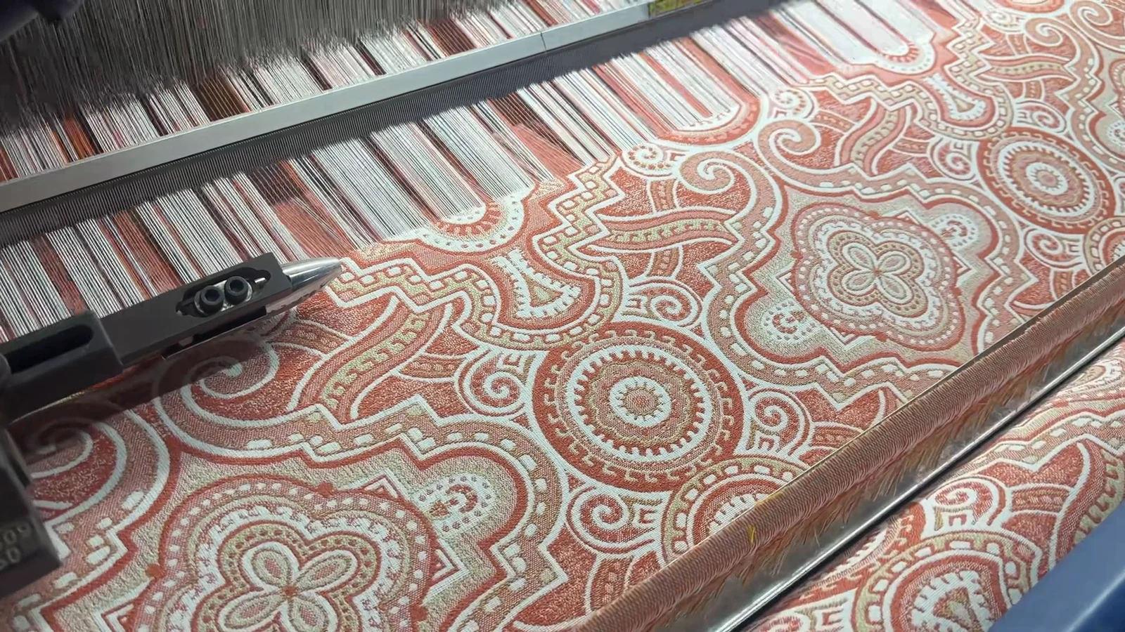 Tejido estampado en un telar