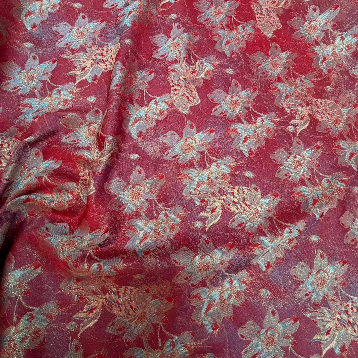 Tejido jacquard floral coral